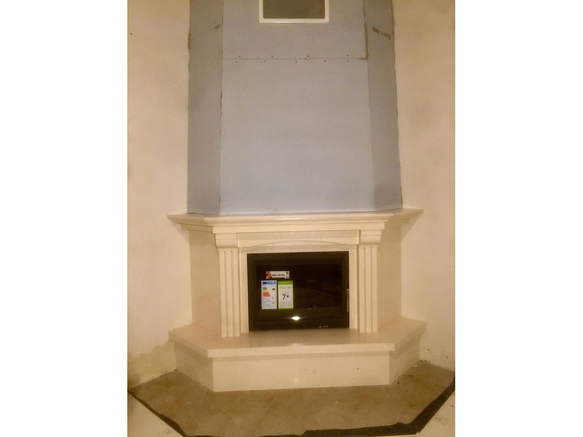 Установка каминного комплекта Madeira Gretta и каминной топки Invicta Гранд Визьон 700 